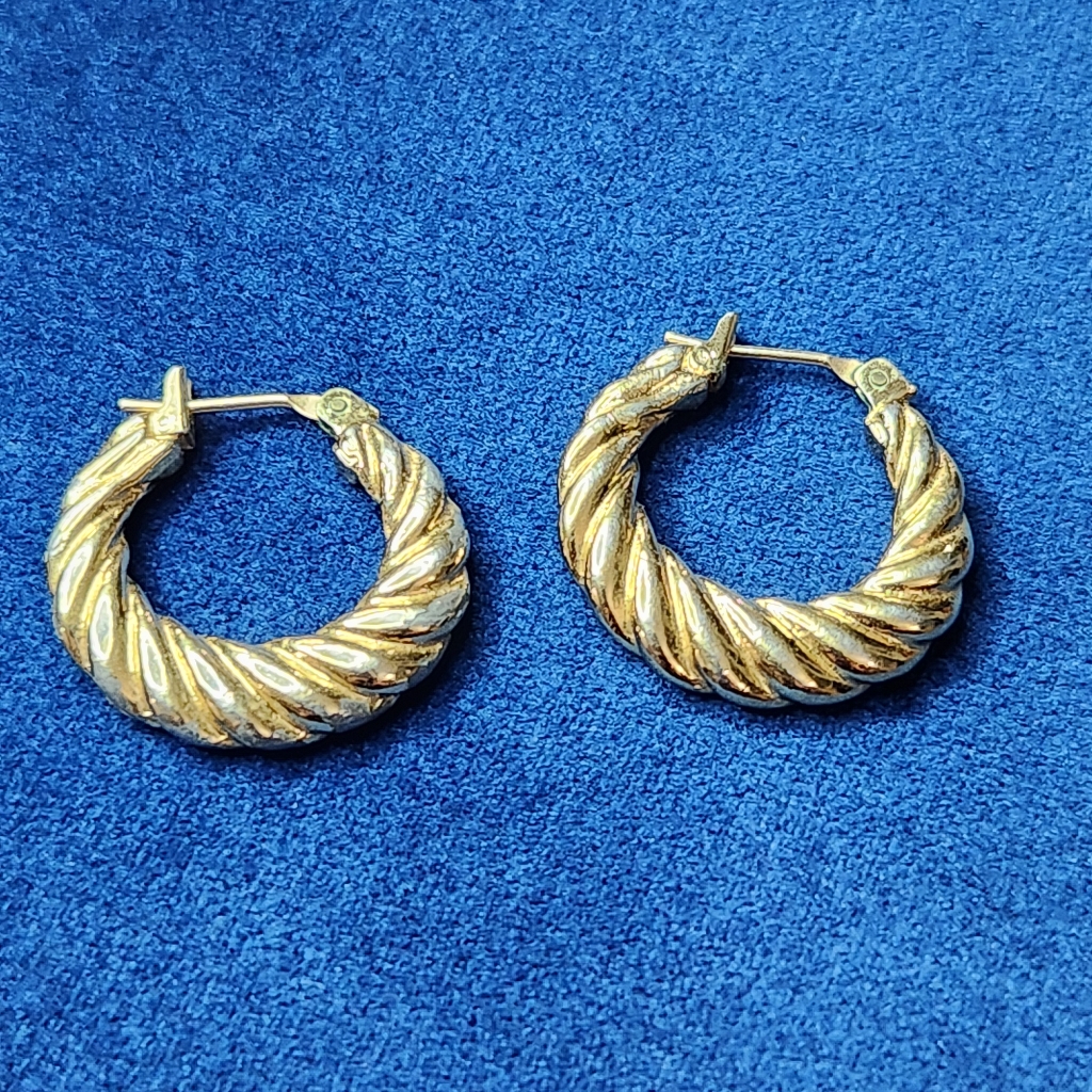 Monet Vintage 80s Gold Scallop Shrimp Dainty Hoop Earrings 22$